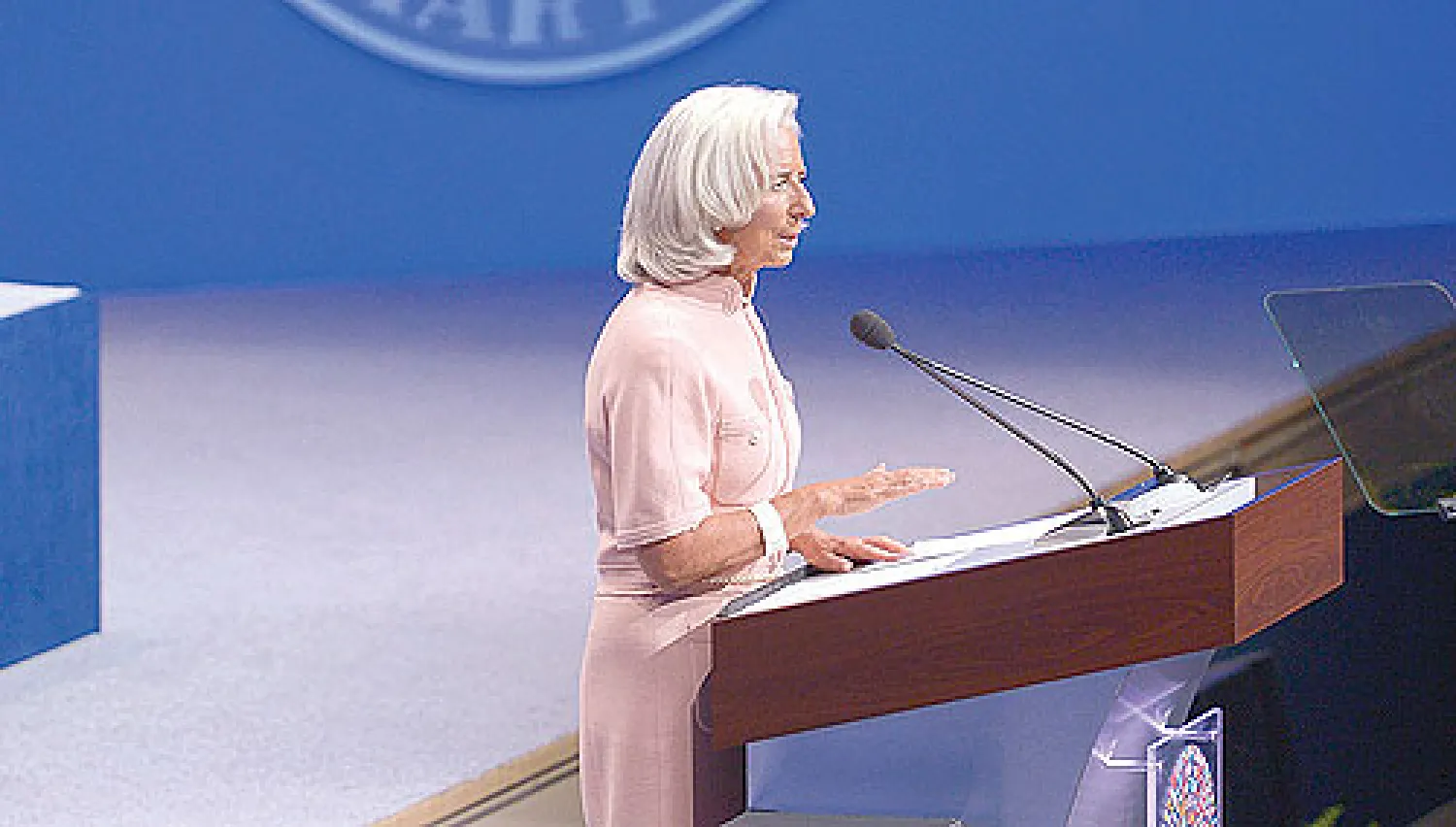 رئيسة صندوق النقد الدولي كريستين لاغارد أثناء إلقاء خطابها
 خلال اجتماعات الخريف لصندوق النقد والبنك الدوليين (إ.ب.أ)