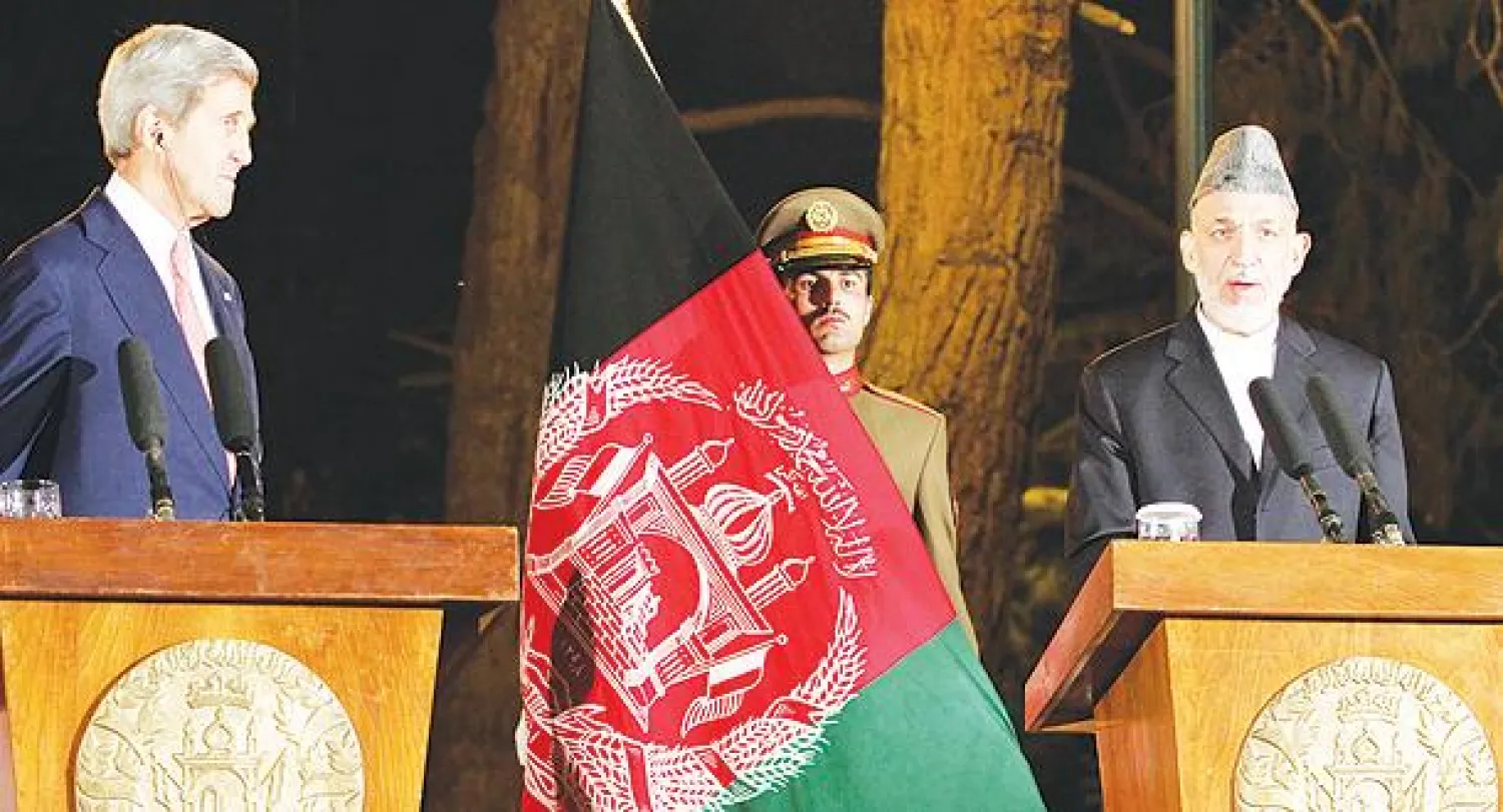 الرئيس الأفغاني حميد كرزاي وجون كيري وزير الخارجية الأميركي خلال المؤتمر الصحافي بينهما في العاصمة كابل أول من أمس (أ.ب)