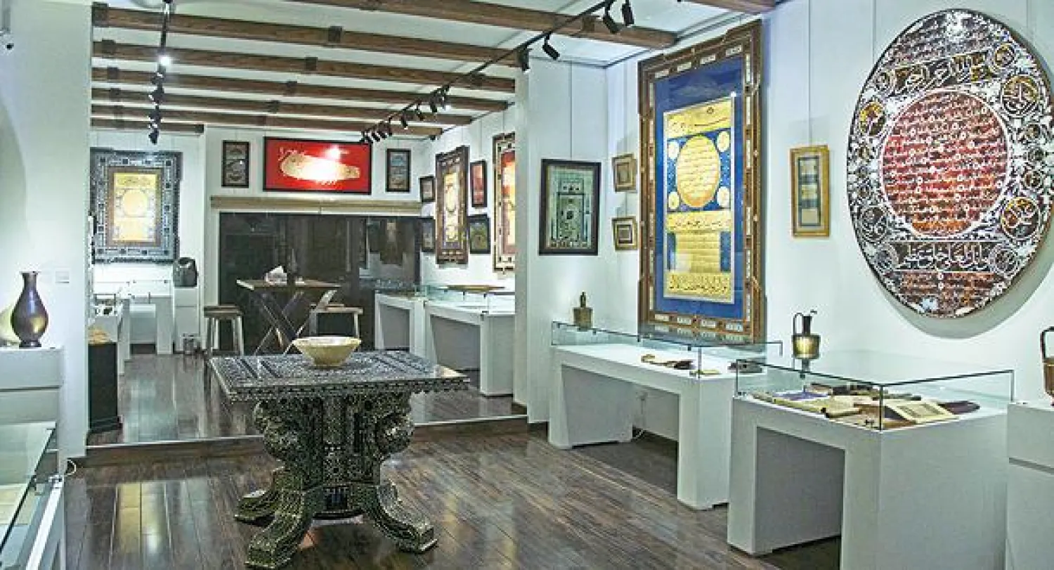 جانب من معرض «روائع الفنون الإسلامية» في أبو ظبي