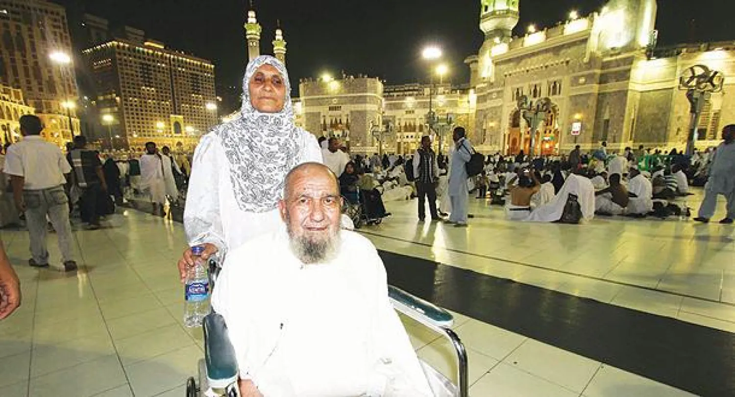 الحاج يوسف مع زوجته أمام الحرم المكي ({الشرق الأوسط})