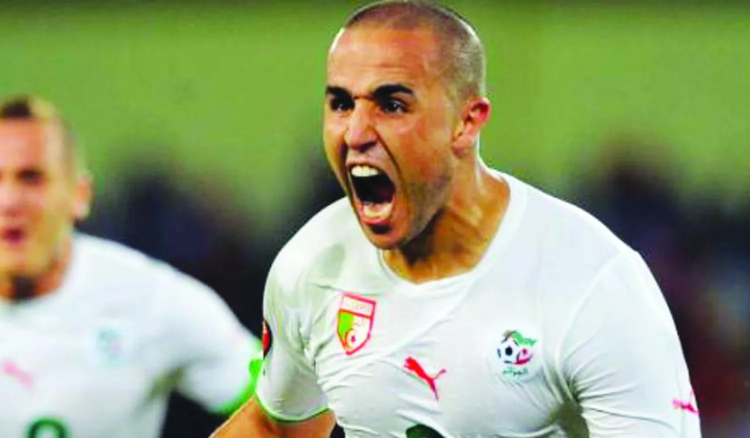 الجزائريون يحملون التحكيم مسؤولية الخسارة أمام بوركينافاسو.. والمباراة تثير أزمة تلفزيونية