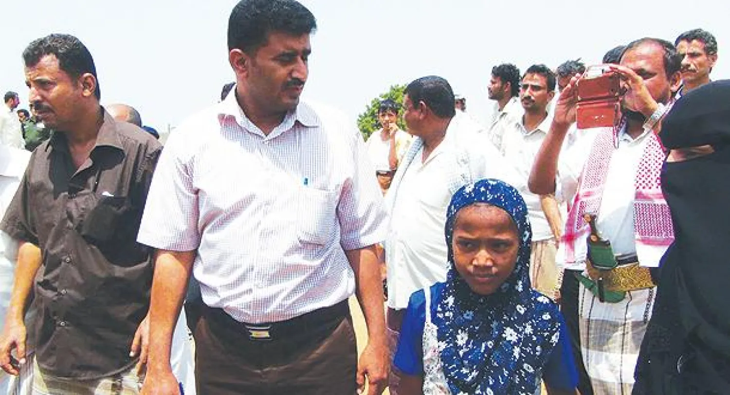 روان محمد (ثمان أعوام) وندى الأهدل (11 عاما) من ضحايا زواج القاصرات في اليمن (أ.ف.ب) (إ.ب.أ)