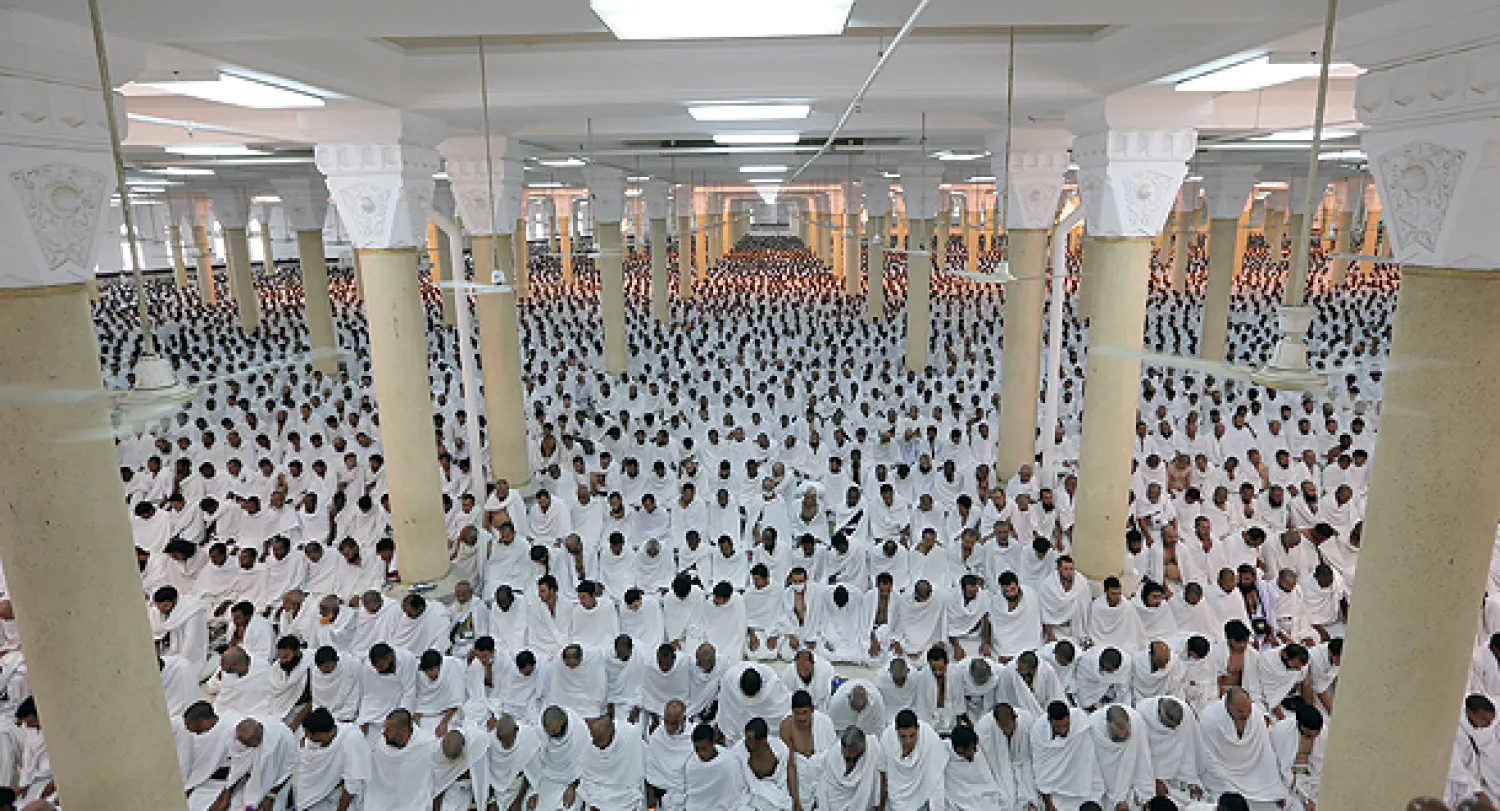 حجاج يؤدون صلاة الظهر بمسجد الخيف في منى أمس (تصوير: خضر الزهراني)