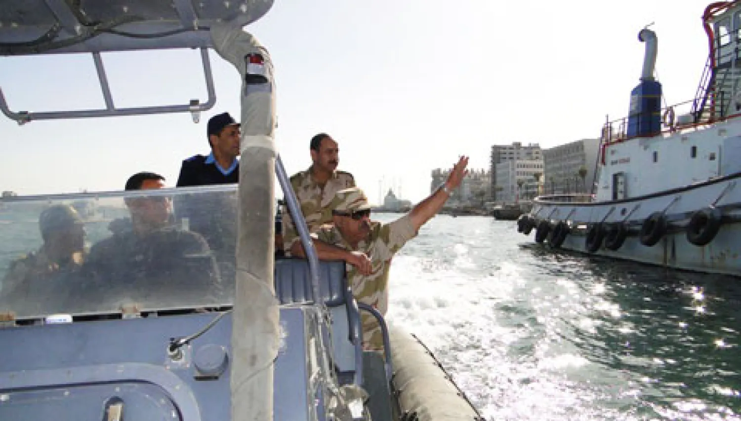 قائد الجيش الثاني في جولة أمنية تفقدية - قناة السويس