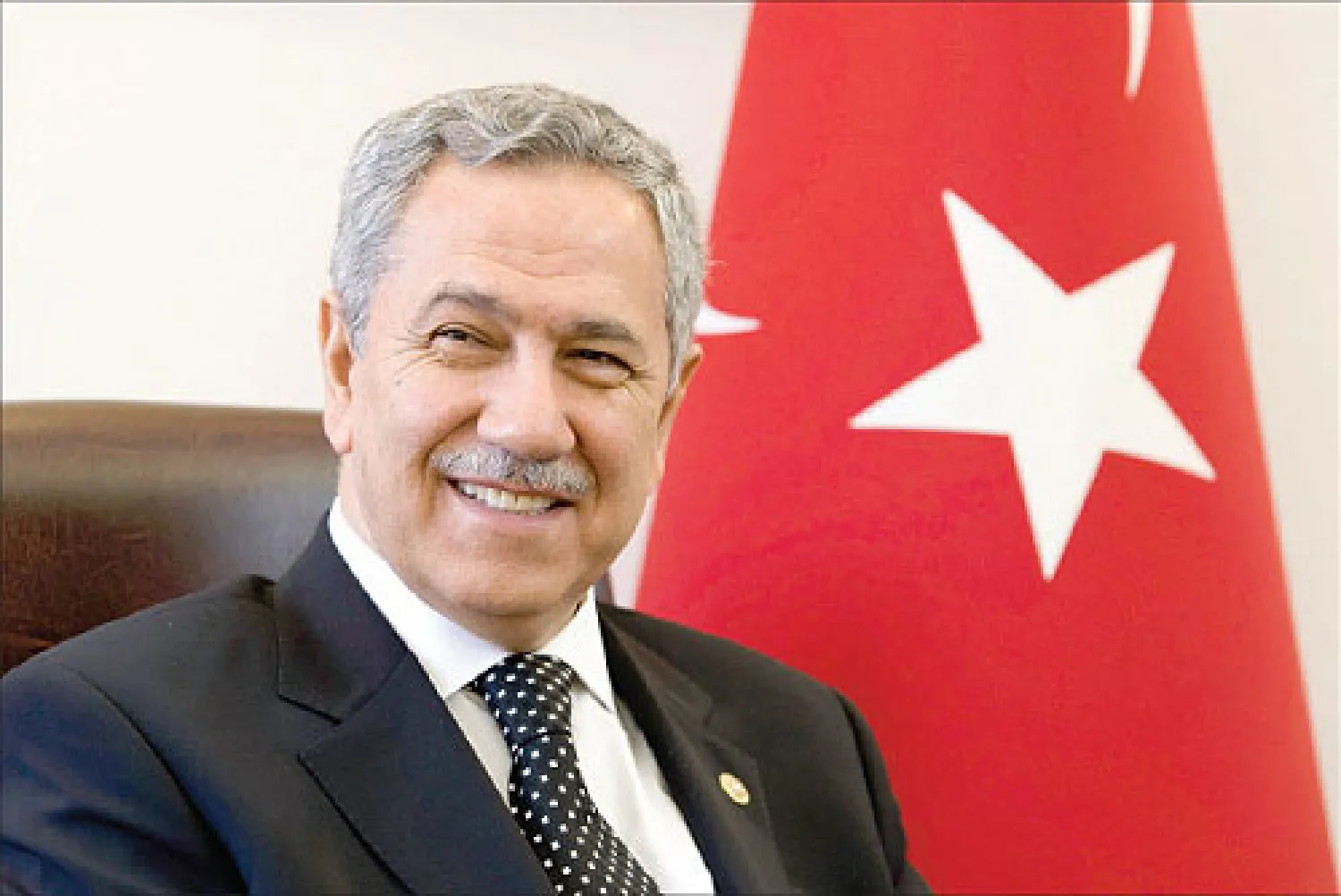 في انتظار انتهاء الموعد السابق لنائب رئيس الوزراء التركي بولند أرينج، في مبنى البرلمان التركي، تلفتنا مجموعة من النسوة بينهن محجبات عديدات يتجولن في المبنى الذي شيده مصطفى كمال مؤسس الجمهورية التركية، الذي تتصدر صورته كل المؤسسات الرسمية باعتباره مع العلم الأحمر ذي الهلال والنجمة البيضاويين، رمز...