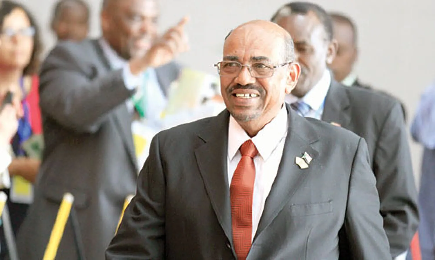 الرئيس السوداني عمر حسن البشير لدى وصوله الى العاصمة اديس أبابا للمشاركة في القمة الأفريقية الاستثنائية (رويترز)