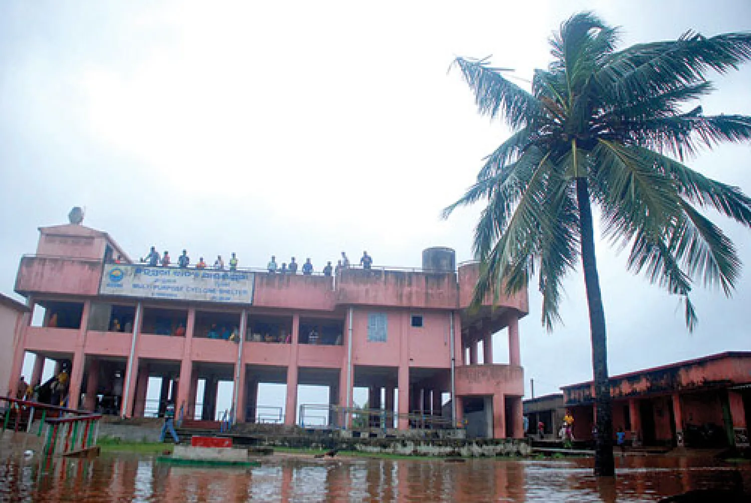 هرعت السلطات الهندية إلى إكمال عمليات الإخلاء الجماعي لنحو نصف مليون شخص، في الوقت الذي ضربت فيه رياح عاتية وأمطار غزيرة الساحل الشرقي للبلاد، قبل ساعات من إعصار قوي يتوقع أن يضرب اليابسة في وقت لاحق، أمس. ومن المتوقع أن يضرب الإعصار «فايلين»، المصنف على أنه «حاد للغاية» من قبل هيئة الأرصاد الجو...