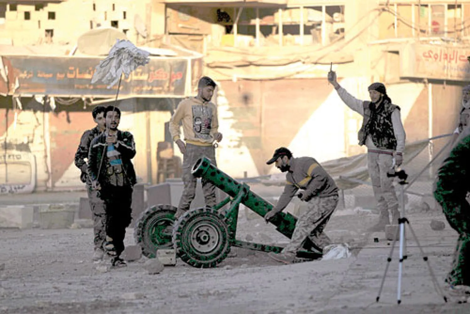 عناصر من الجيش السوري الحر يستعدون لإطلاق قذيفة هاون على موقع نظامي في دير الزور (رويترز)