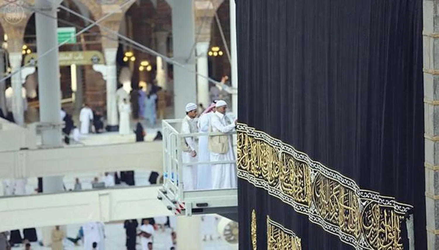 جرت عملية استبدال الثوب بحضور منسوبي الرئاسة العامة لشؤون المسجد الحرام والمسجد النبوي الشريف ومصنع كسوة الكعبة المشرفة (واس)