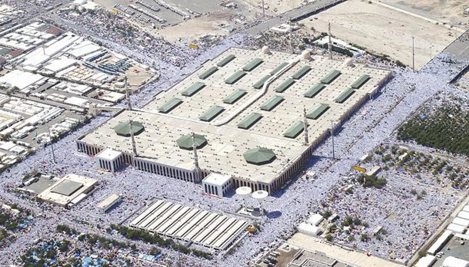 لقطة جوية لحجاج بيت الله الحرام وهم ساجدون خلال صلاتي الظهر والعصر جمعا في مسجد نمرة  بعرفات أمس حيث أم المصلين الشيخ عبد العزيز آل الشيخ مفتي عام السعودية (تصوير: أحمد حشاد)