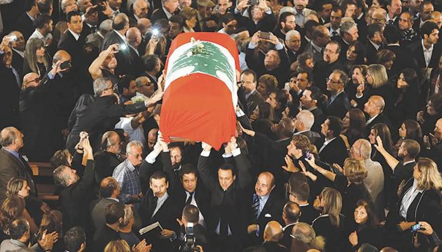 أقرباء الفنان الراحل يحملون نعشه (رويترز)