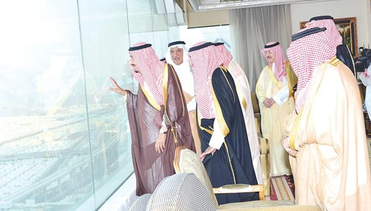  الأمير سلمان بن عبد العزيز يشرف على راحة الحجيج في المشاعر المقدسة أمس (واس)