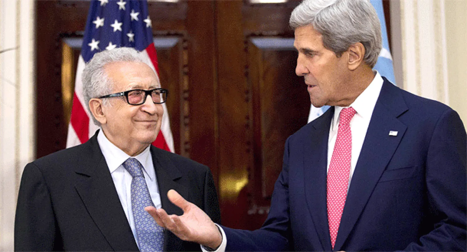 وزير الخارجية الأميركي جون كيري خلال لقائه مع مبعوث الأمم المتحدة إلى سوريا الأخضر الإبراهيمي في لندن اليوم (رويترز)