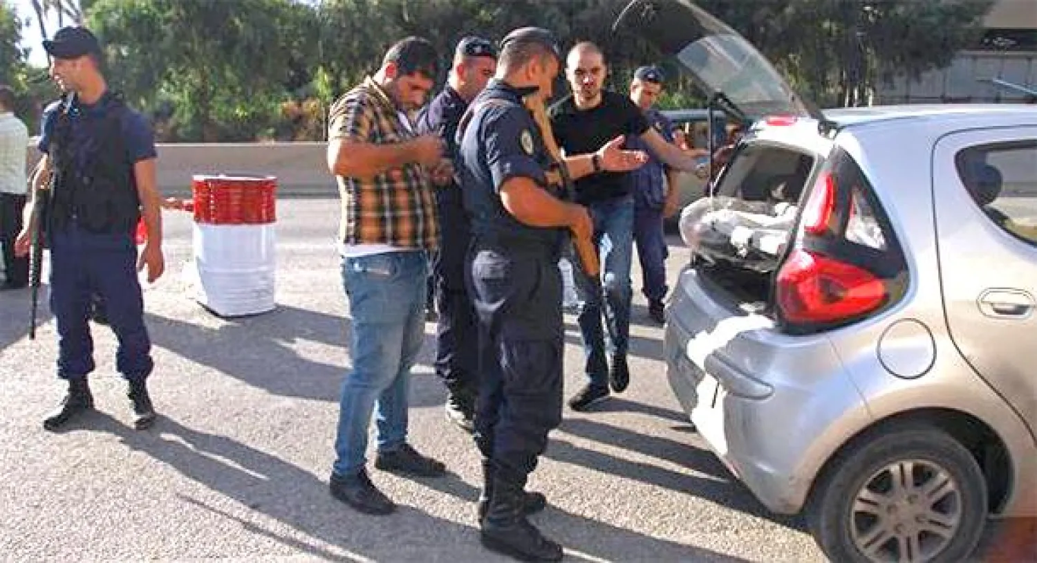 صورة أرشيفية للشرطة اللبنانية تفتش سيارة عند نقطة تفتيش بعد نشرهم لخطة أمن الدولة في مدينة طرابلس بشمال لبنان مطلع الشهر (رويترز)