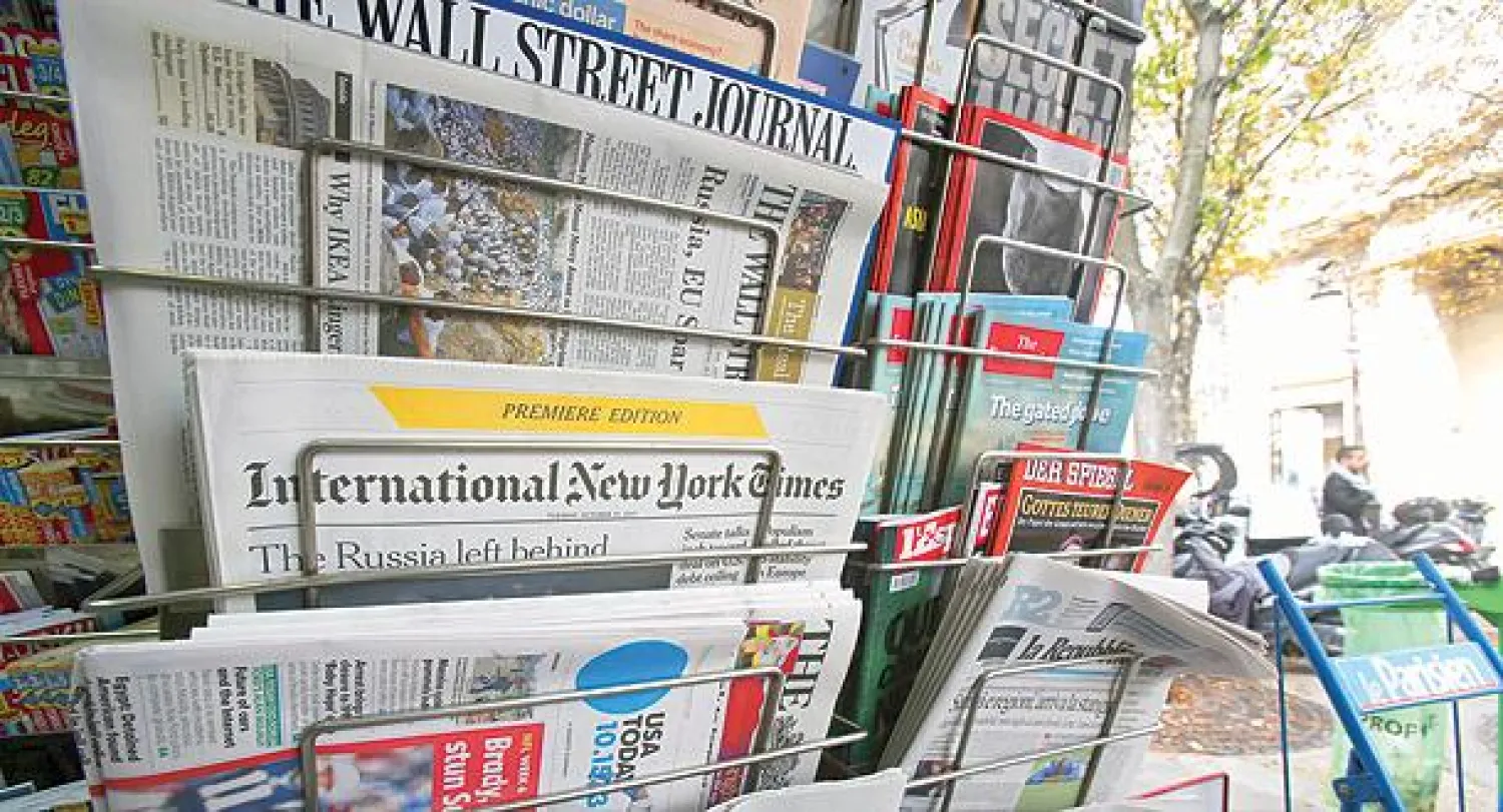 النسخة الدولية الأولى من صحيفة «نيويورك تايمز» تنزل إلى الأسواق الأوروبية (أ.ب)