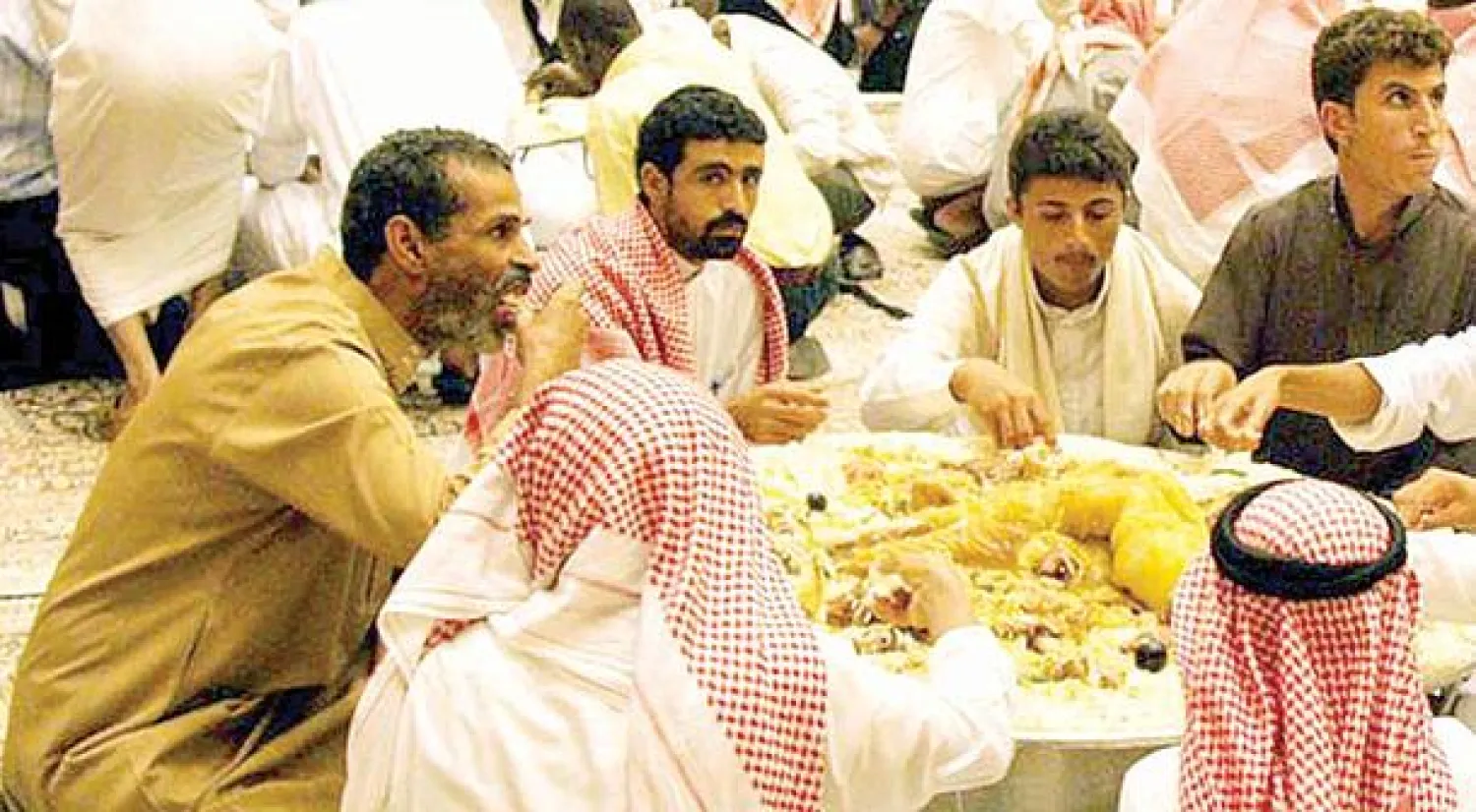 جانب من تجمع المواطنين والمقيمين على مائدة عيد في الرياض أمس («الشرق الأوسط»)