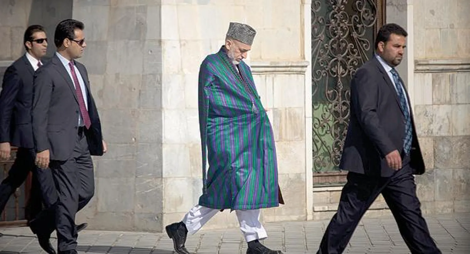 الرئيس الأفغاني حميد كرزاي لدى وصوله الى مسجد في القصر الرئاسي بكابل أمس (أ.ب)