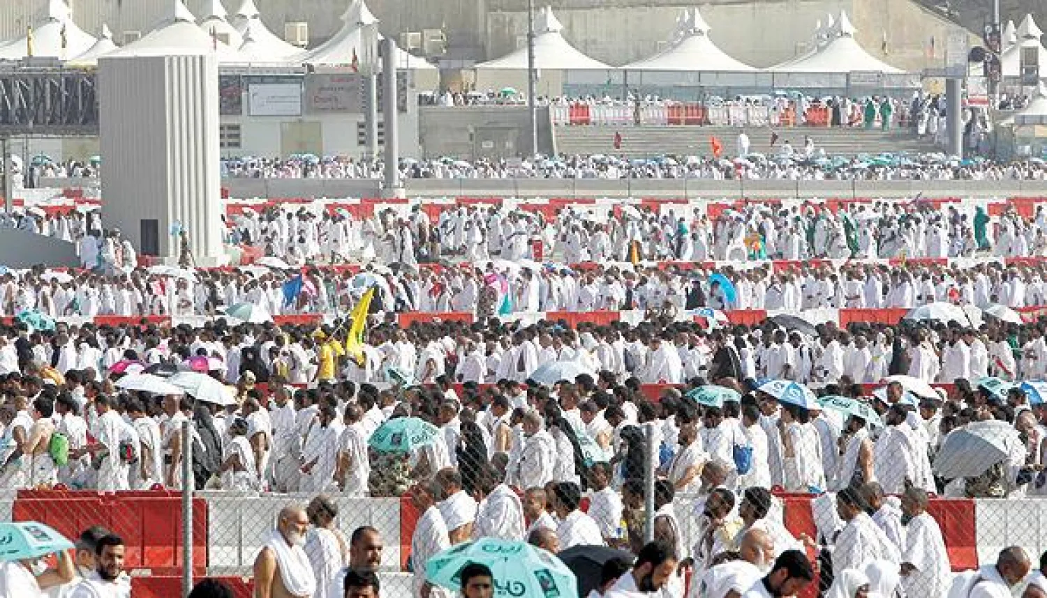 الحجاج لدى انتظامهم بطريقة حضارية تجنبا للتدافع عند جمرة العقبة في منى أمس (تصوير: عبد الله آل محسن)