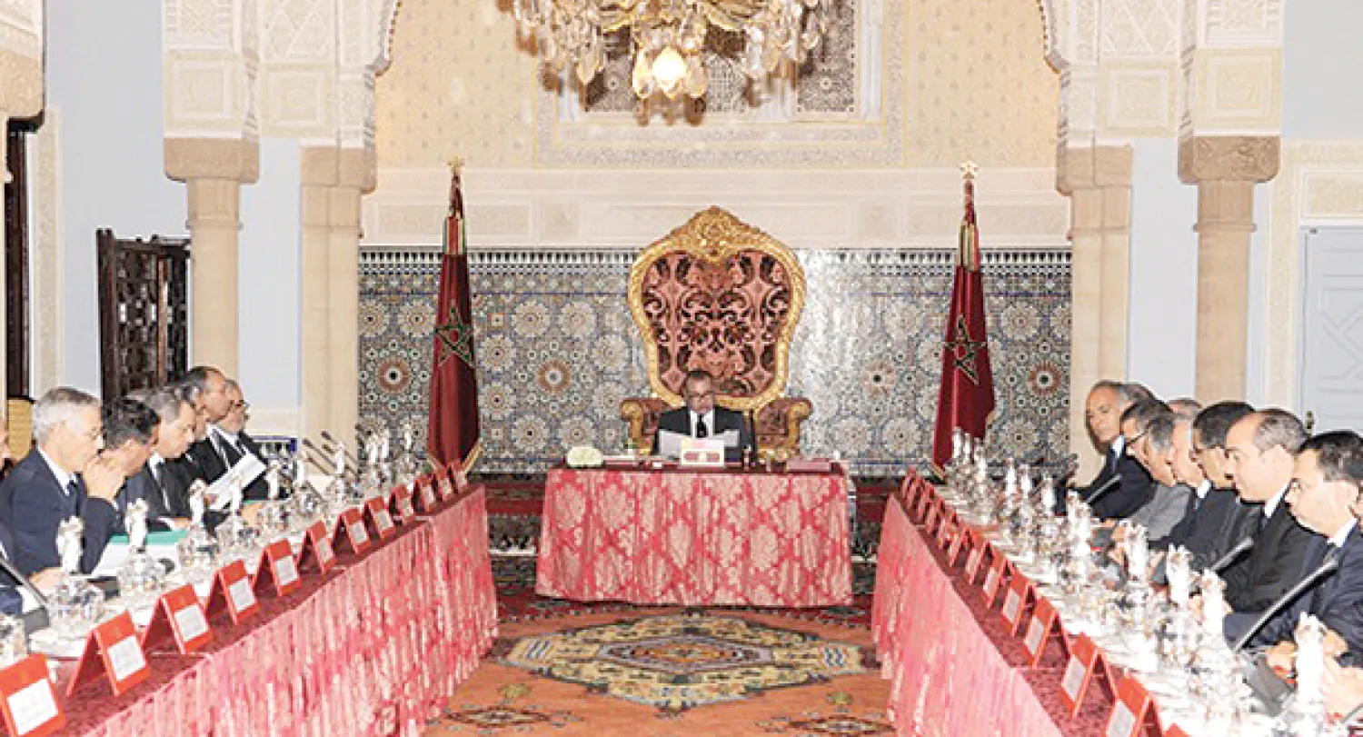 العاهل المغربي الملك محمد السادس لدى ترؤسه المجلس الوزاري أمس («الشرق الأوسط»)