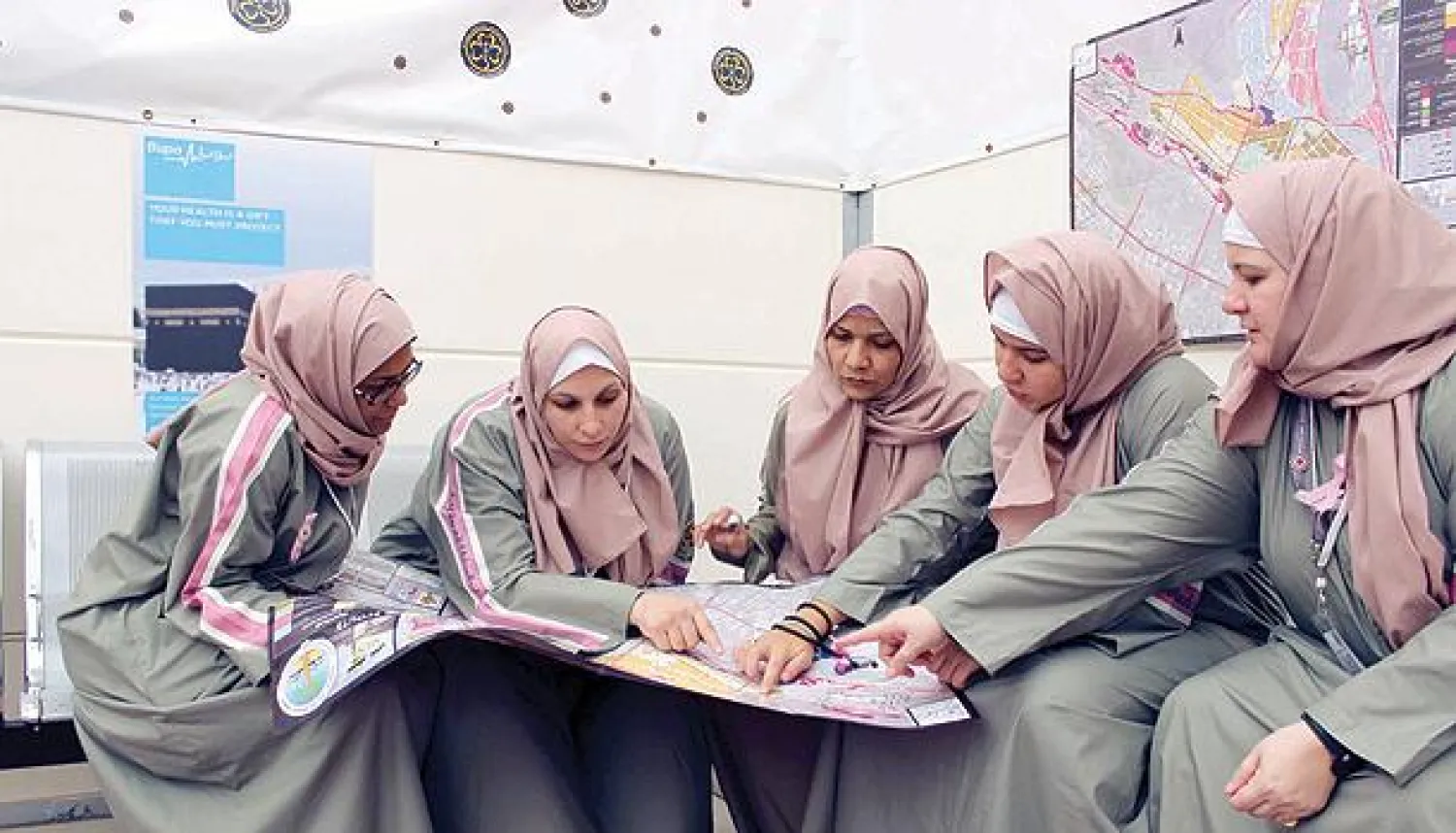 «شقائق مكة» يزاحمن الرجال في تقديم الخدمات الإنسانية في موسم الحج