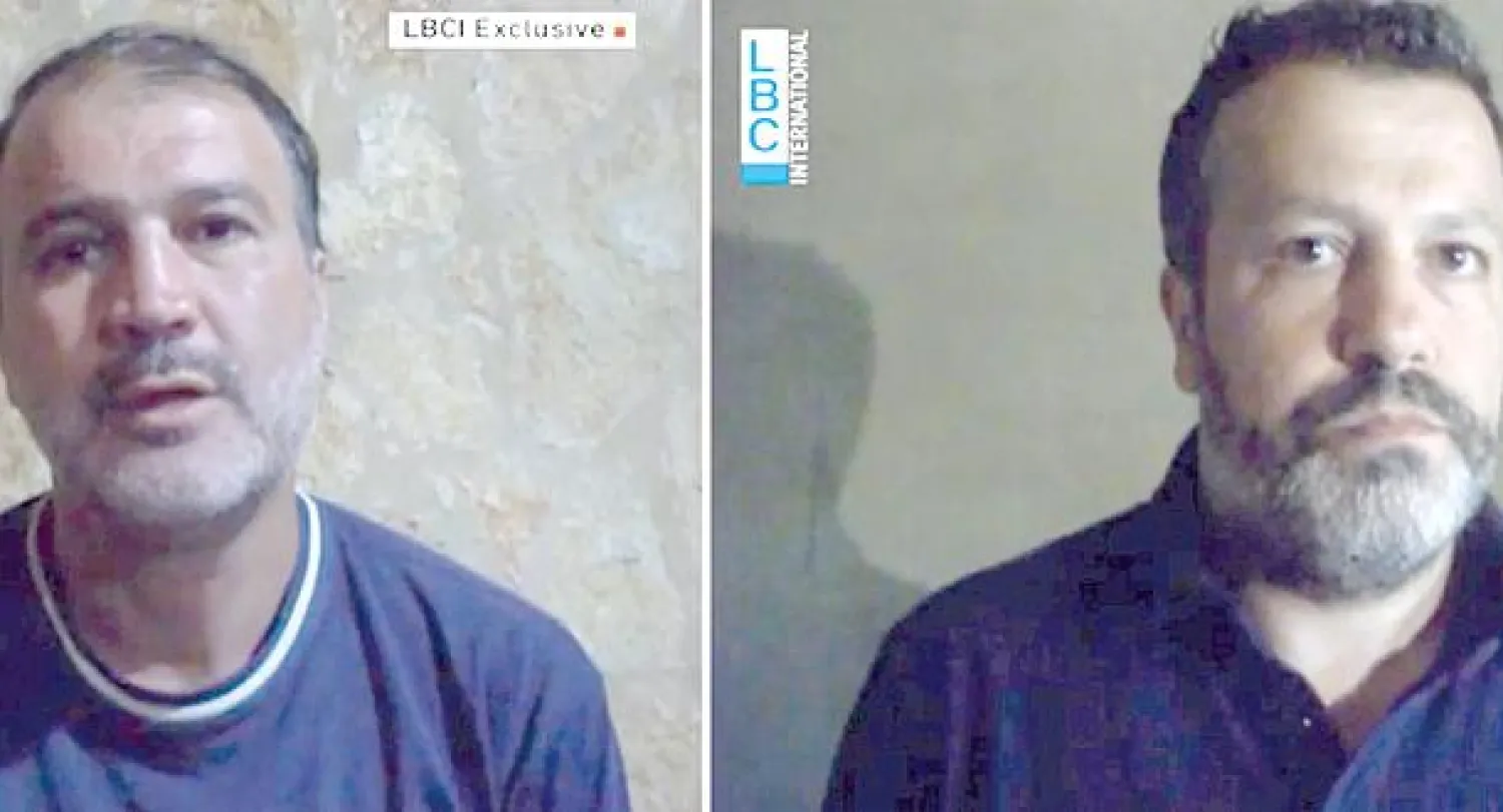 الطياران المخطوفان موراد أكبينار (يسار) وموراد أكسا كما ظهرا على شريط الفيديو (أ.ف.ب)