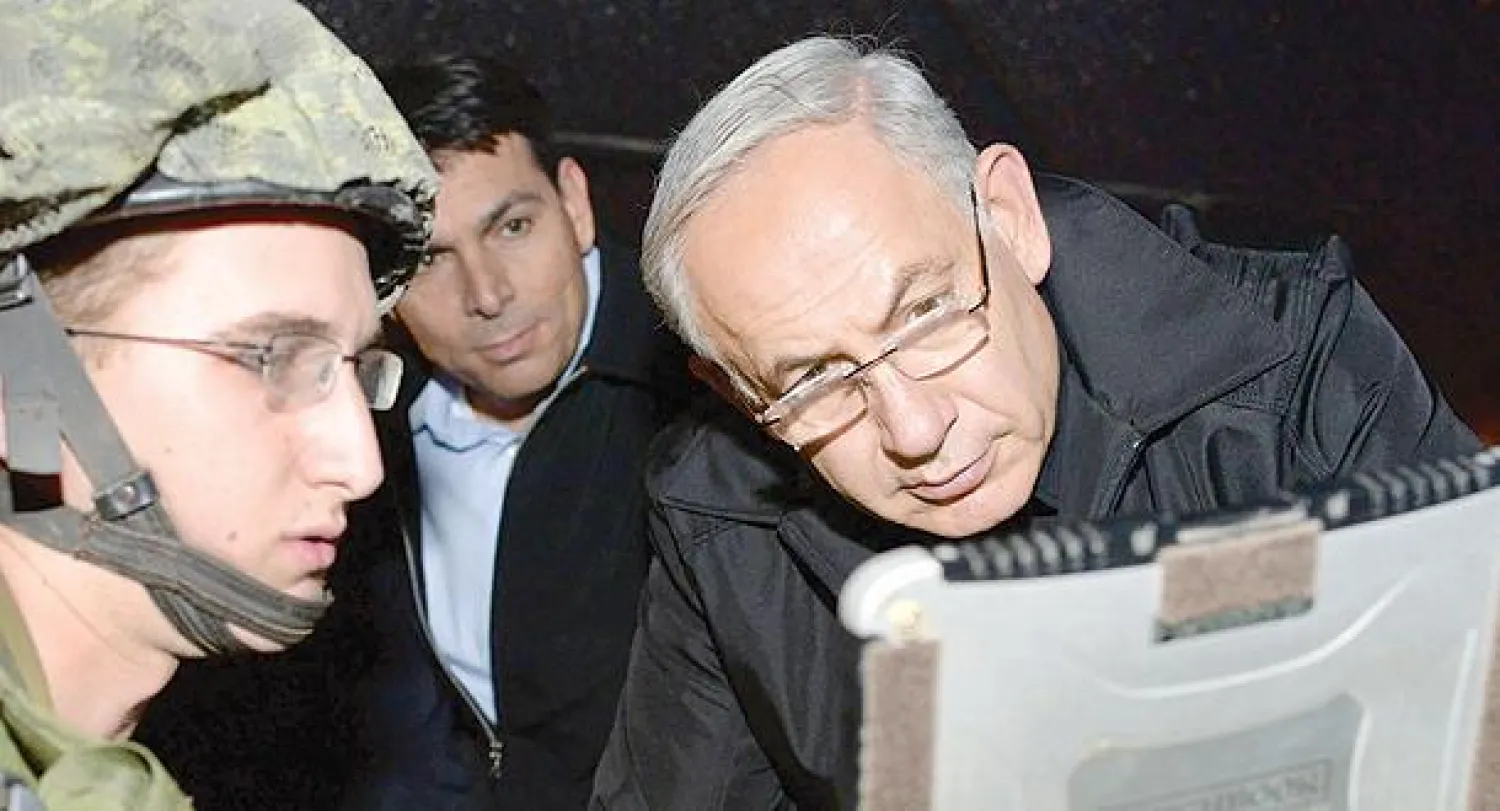 نتنياهو يتابع على كومبيوتر محمول خطوات المناورات العسكرية للجيش الإسرائيلي على مرتفعات الجولان أمس (أ.ب)