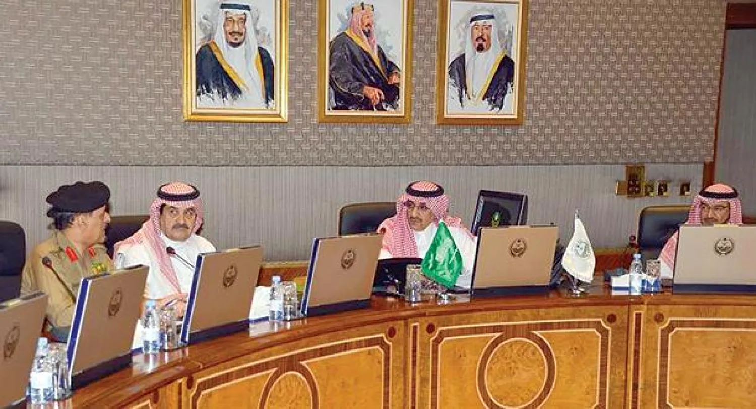 الأمير محمد بن نايف لدى ترؤسه اجتماع قادة القطاعات الأمنية في الحج أمس (واس)