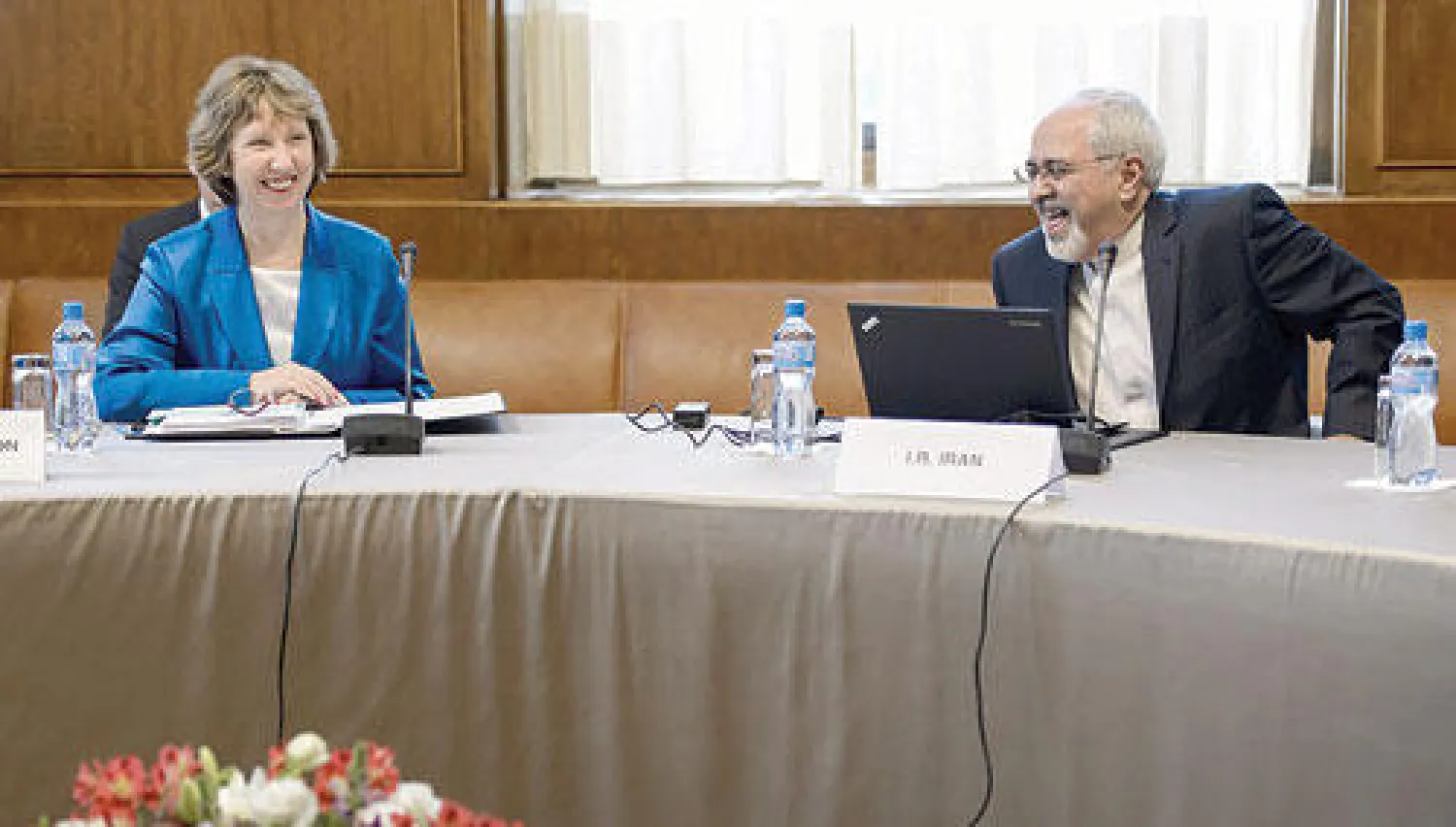 محمد جواد ظريف وكاثرين أشتون في بداية جلسة المباحثات في جنيف أمس (إ.ب.أ)