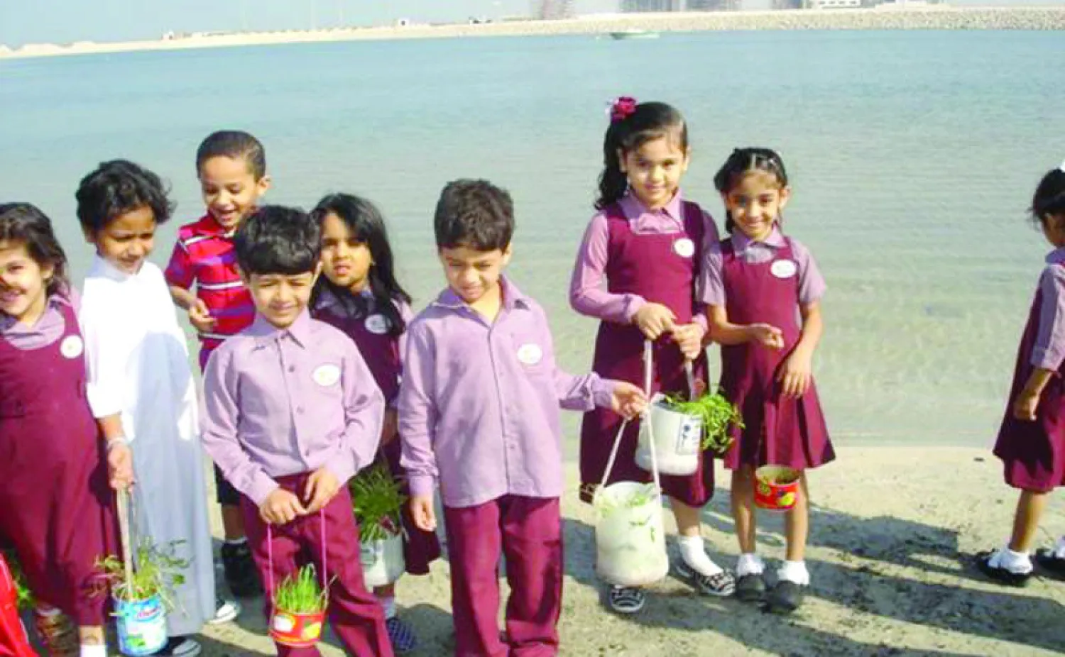 جانب من الاستعدادات لإقامة مهرجان «الدوخلة» التراثي في جزيرة تاروت بمحافظة القطيف شرقي السعودية.