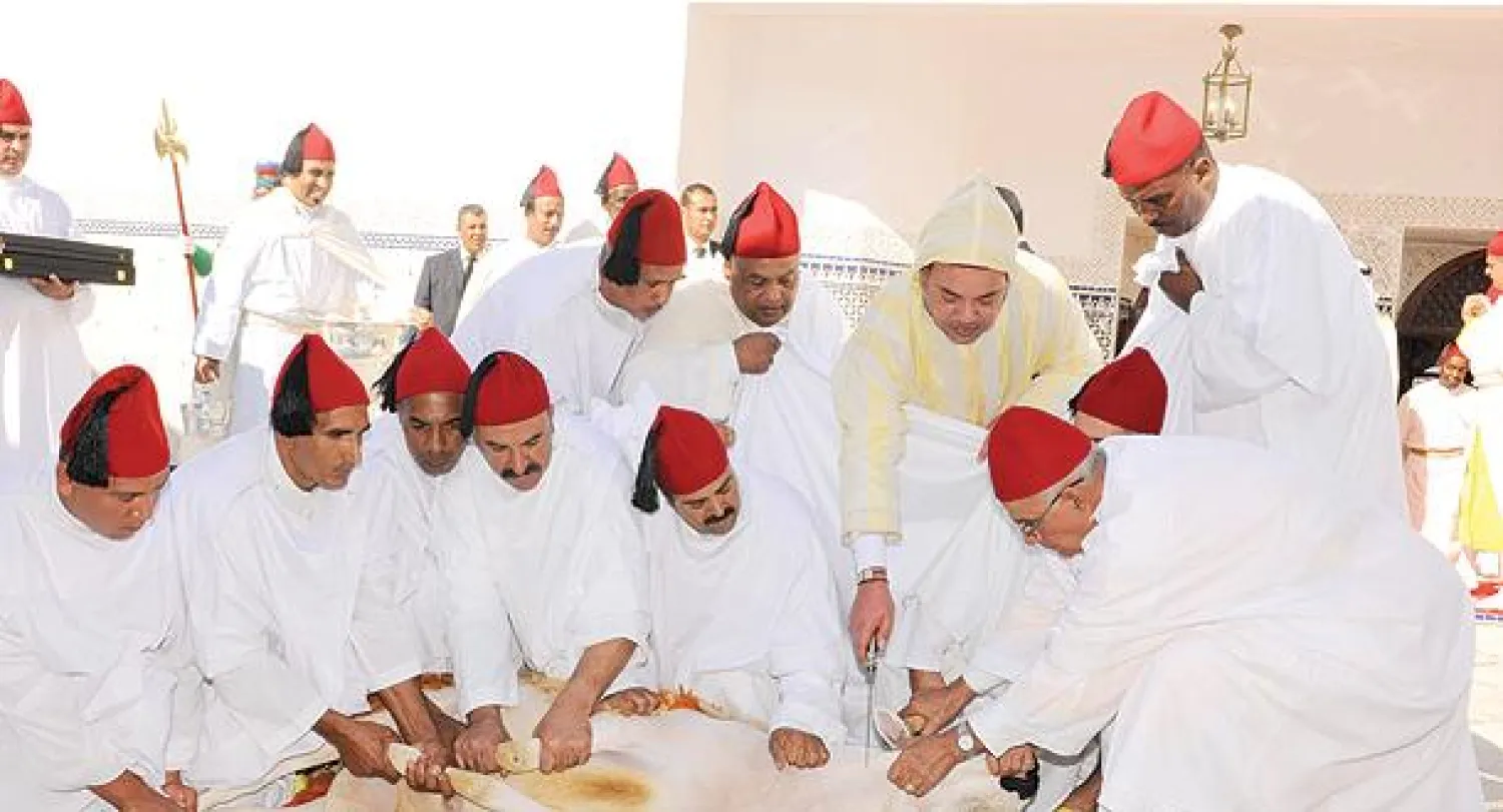 العاهل المغربي الملك محمد السادس ينحر خروف عيد الأضحى بعد أدائه صلاة العيد في مسجد أهل فاس في المشور السعيد بالرباط، أمس (ماب)