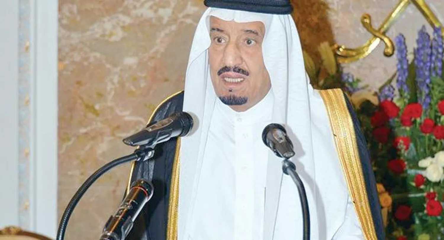 الأمير سلمان بن عبد العزيز لدى إلقائه كلمة خادم الحرمين الشريفين خلال حفل الاستقبال في منى أمس (واس)