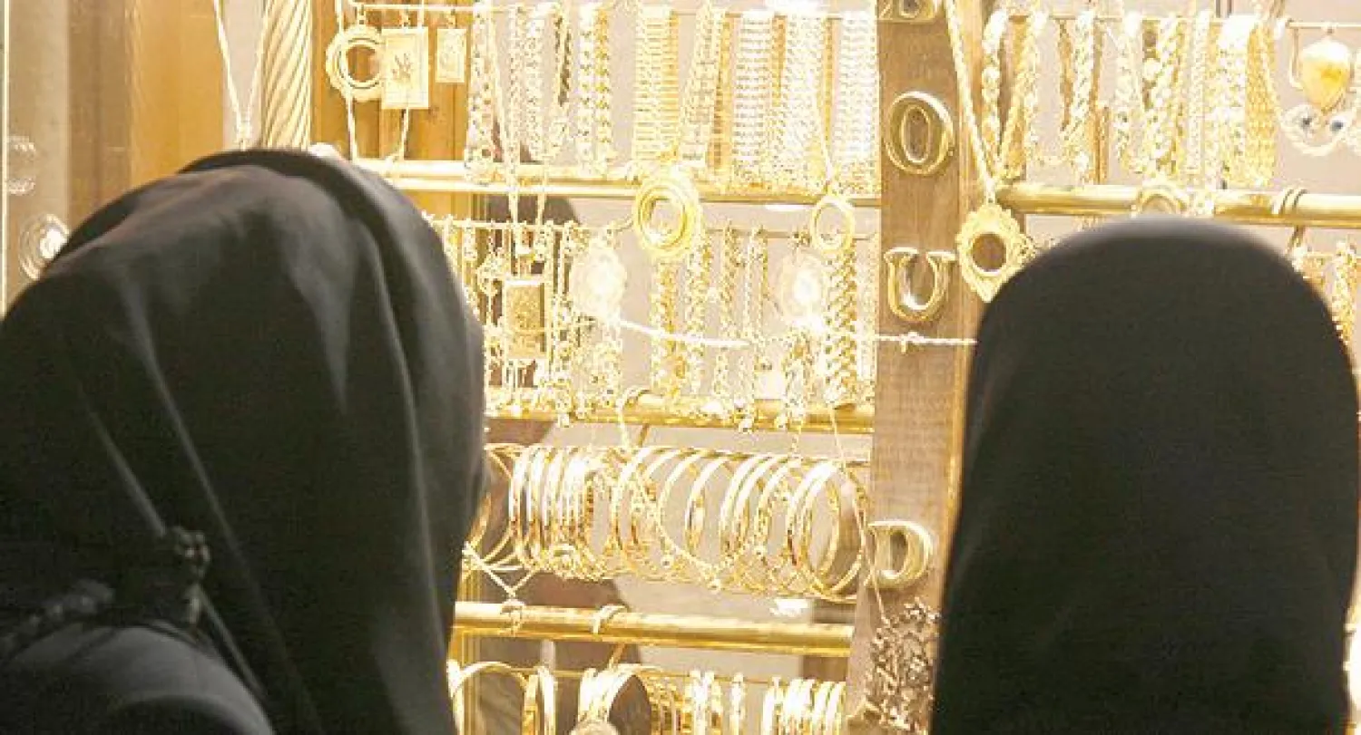 سعوديتان في متجر ذهب بالرياض أول من أمس («الشرق الأوسط»)