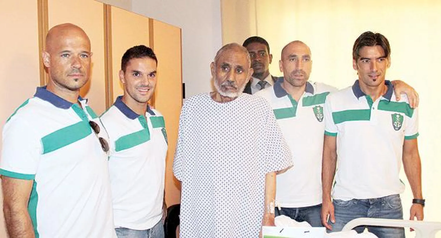 المدربون الأجانب في النادي الأهلي خلال معايدتهم للمرضى أمس في أحد مستشفيات جدة
