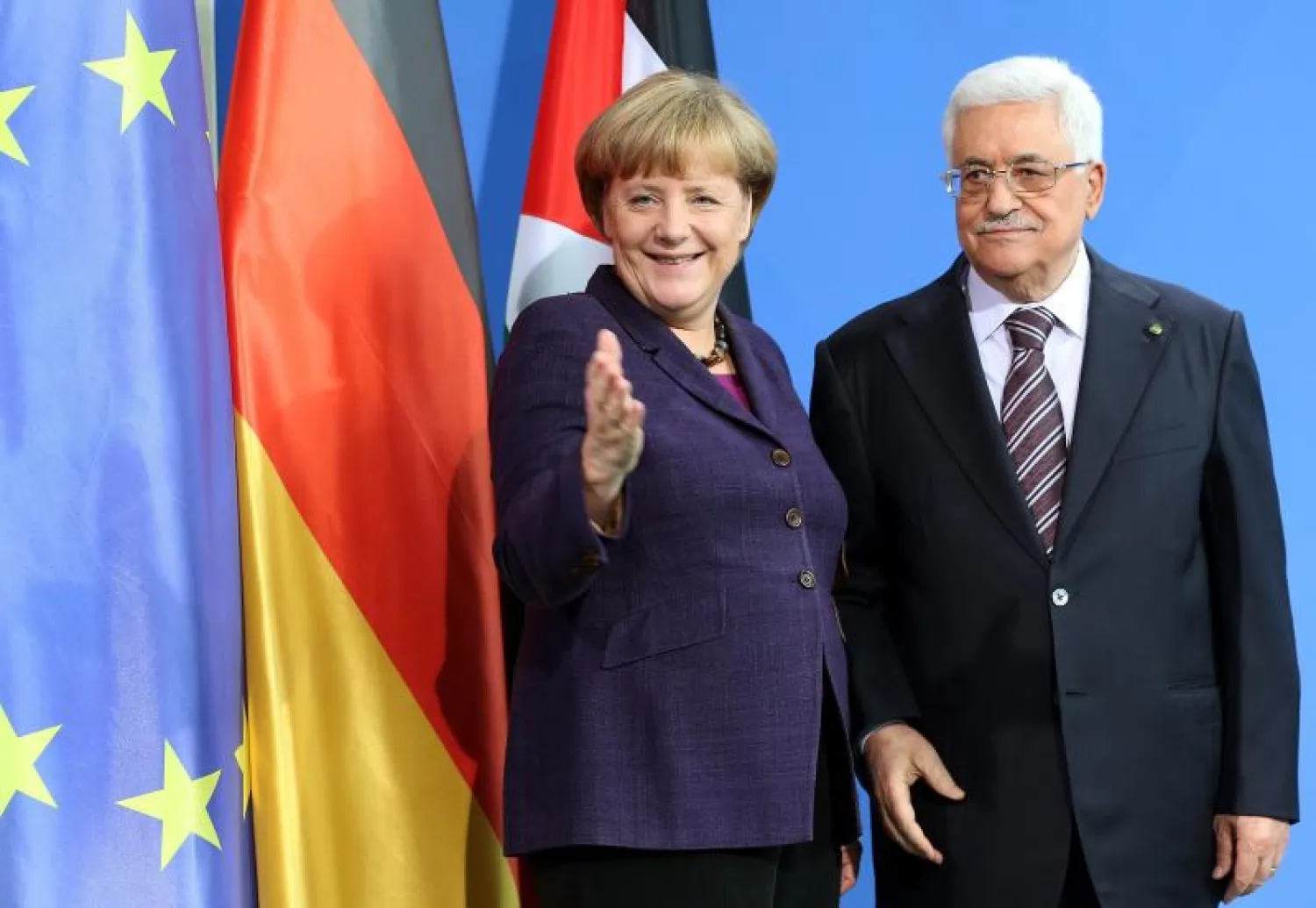 المستشارة الألمانية أنجيلا ميركل والرئيس الفلسطيني محمود عباس بعد انتهاء المؤتمر الصحافي الذي أعقب لقاءهما في برلين (إ.ب.أ)