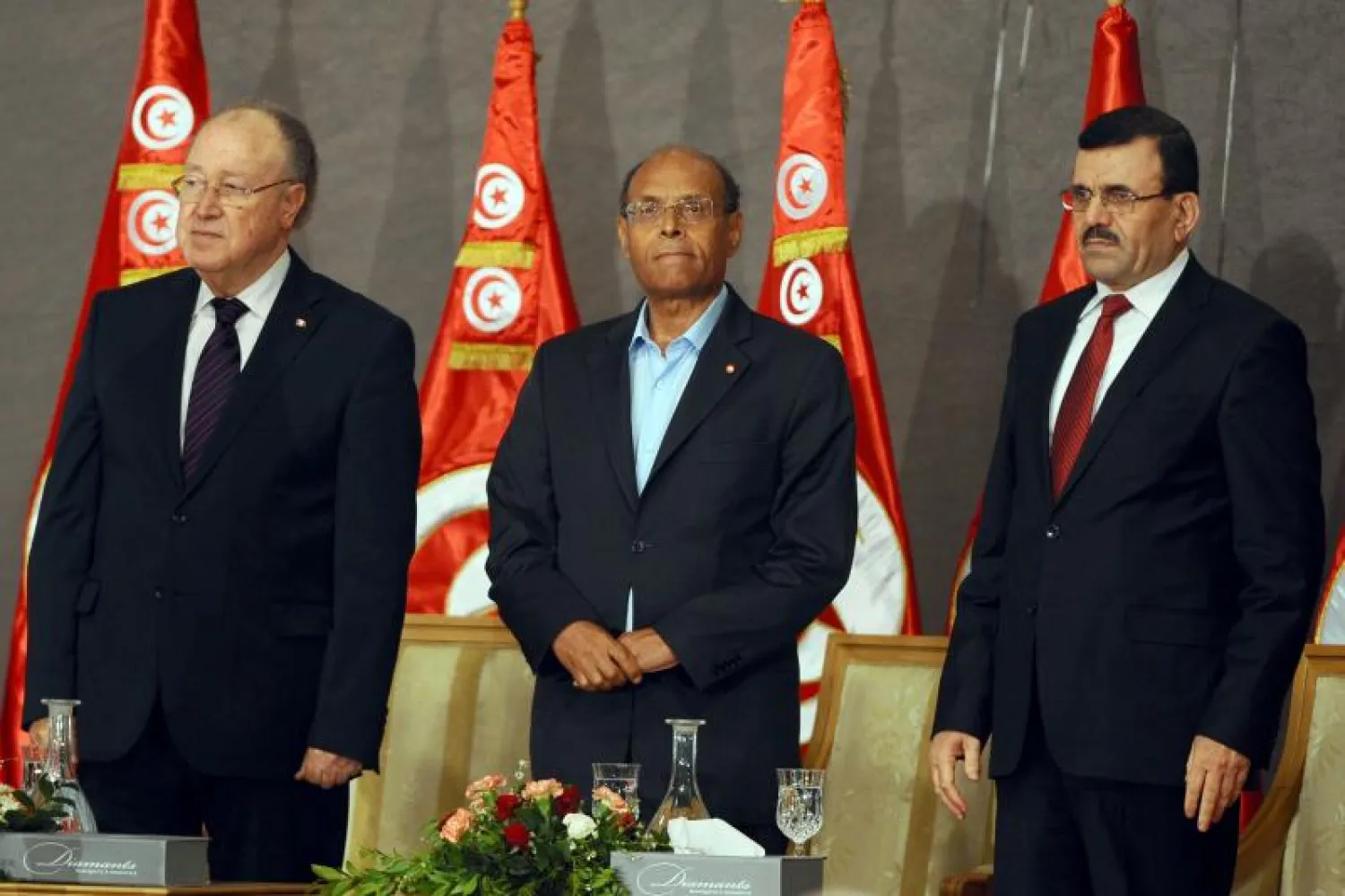 رئيس الوزراء التونسي علي العريض، والرئيس التونسي المنصف المرزوقي، ورئيس المجلس التأسيسي مصطفى بن جعفر في إحدى جلسات مؤتمر الحوار الوطني الذي عقد مطلع الشهر الجاري (أ.ف.ب)