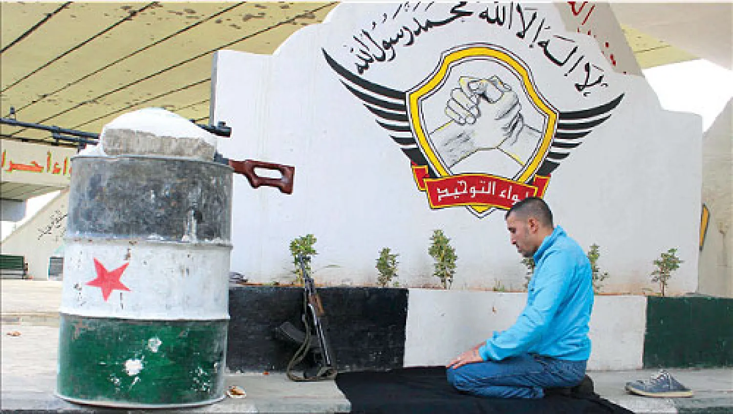 مقاتل من الجيش الحر يؤدي الصلاة في احدى المناطق التي يسيطر عليها في حلب (رويترز)