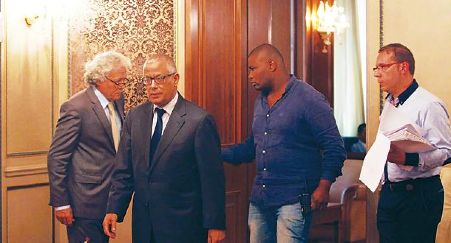 رئيس الوزراء الليبي علي زيدان لدى وصوله الى مكان المؤتمر الصحافي الذي عقده في طرابلس امس (رويترز)