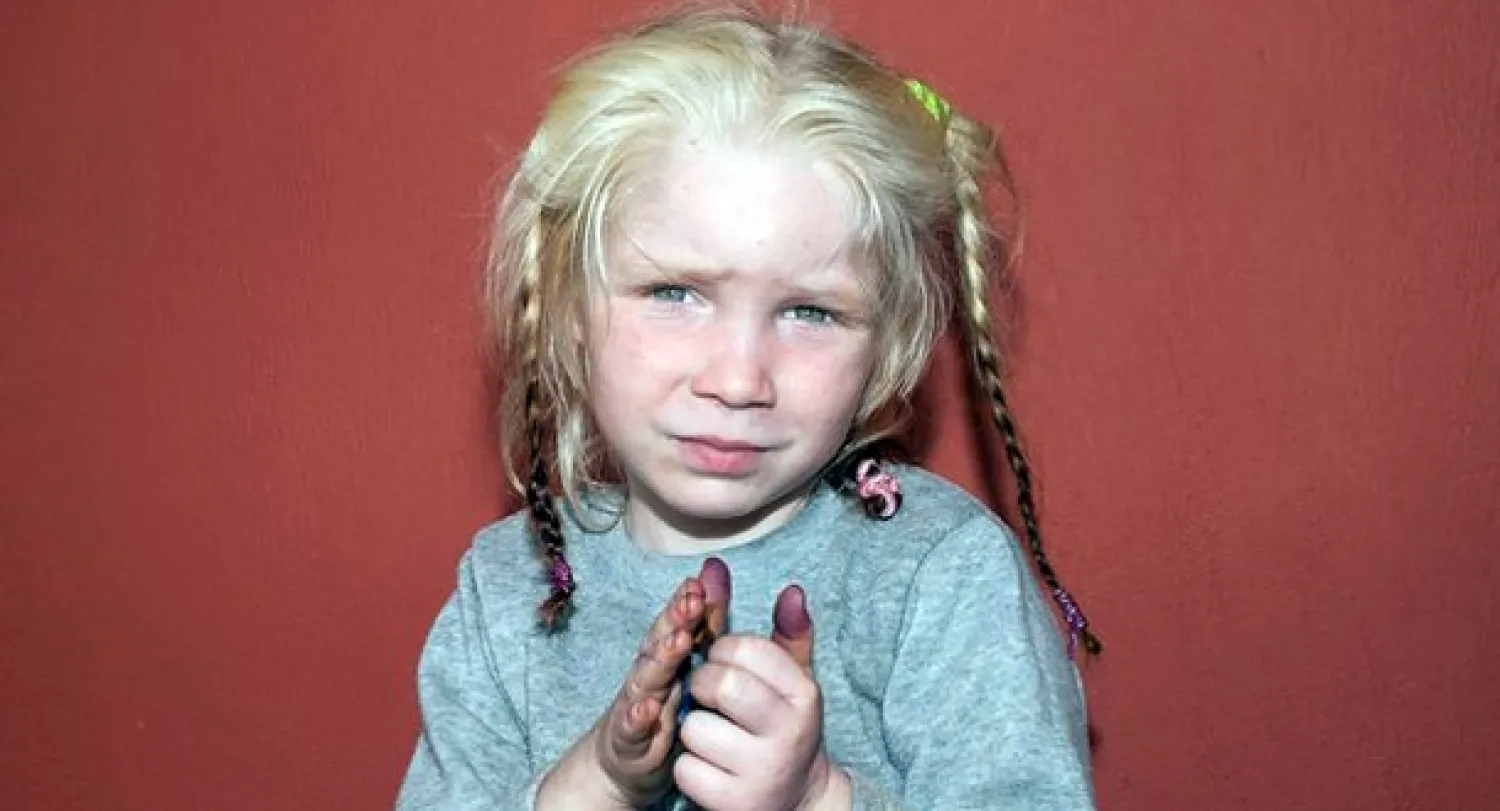 الادعاء اليوناني يحقق مع زوجين من «الروما» على صلة بطفلة شقراء تمثل لغزا