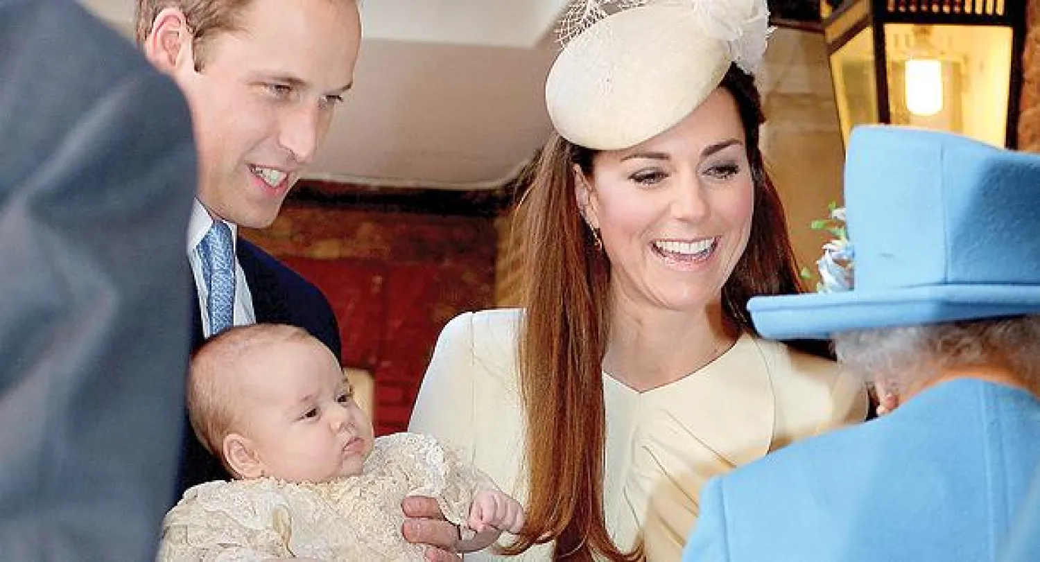 الملكة إليزابيث الثانية على رأس المدعوين إلى الحفل الذي اقتصر على أقرب المقربين (أ.ب)