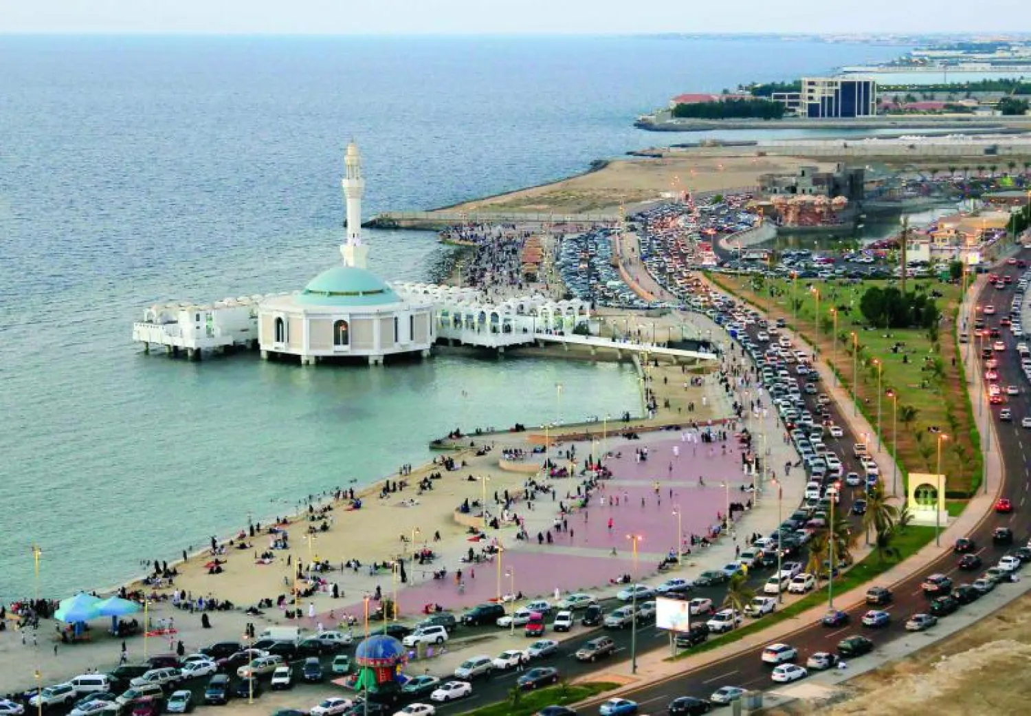 شبان جدة يزينون جلسات الكورنيش ببيع الشاي على الفحم