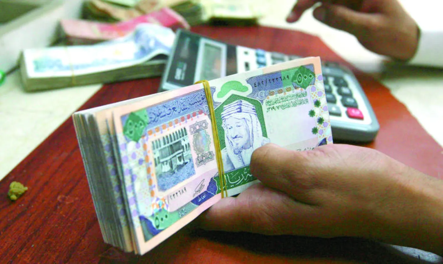 شركات التأمين السعودية تستفيد من الأنظمة الجديدة التي طبقتها الحكومة كتصحيح أوضاع العمالة المخالفة من جهة، وزيادة توظيف السعوديين في القطاع الخاص وبرنامج «نطاقات» («الشرق الأوسط»)