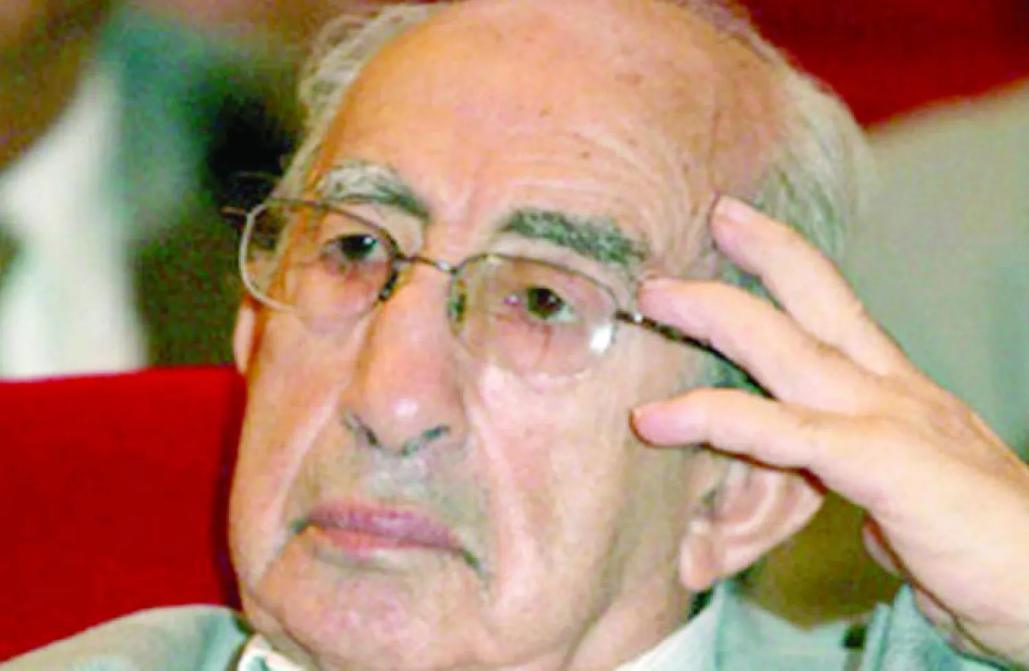 رحيل الكاتب محمد دكروب وهو يهزأ مما حوله