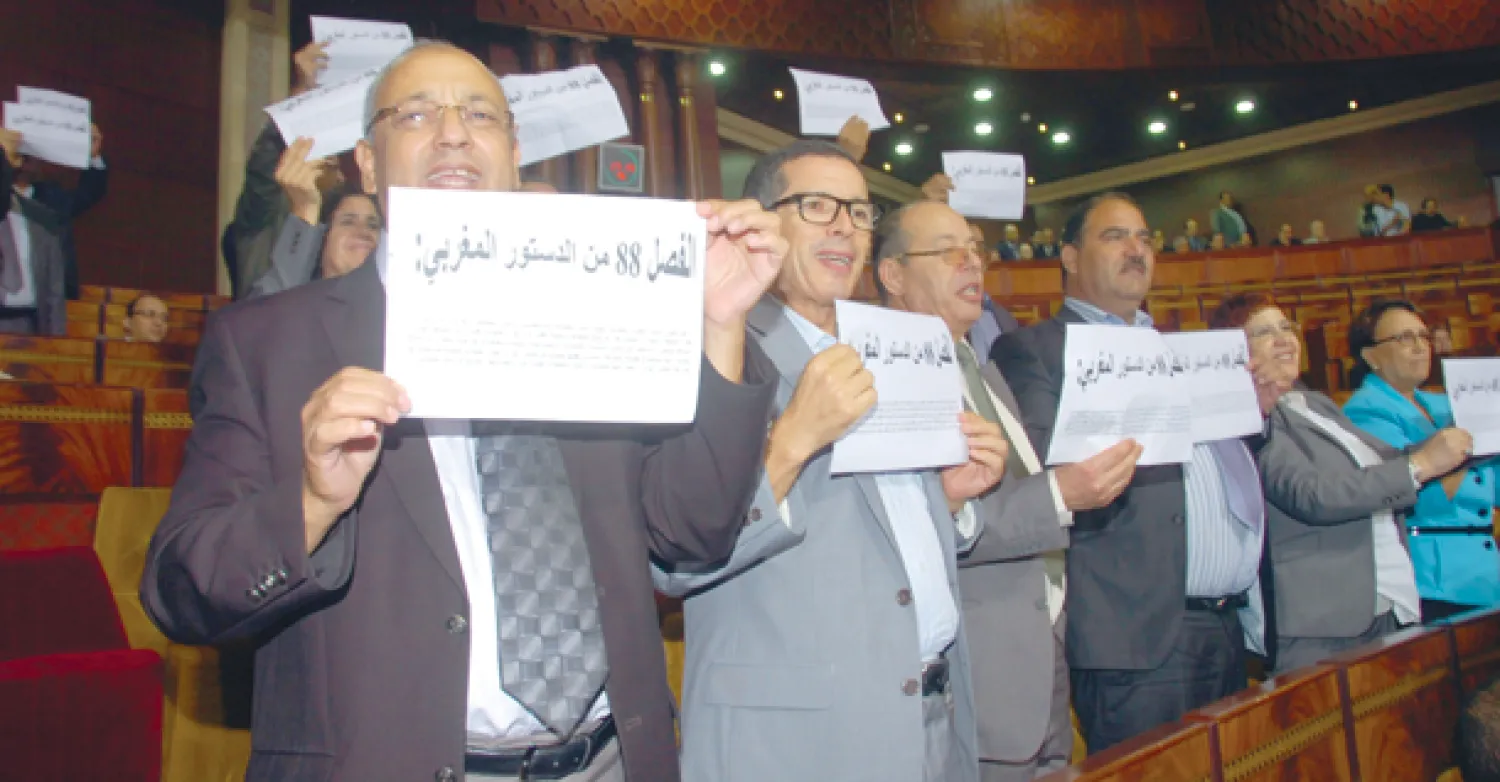 نواب المعارضة يحتجون على مناقشة موازنة 2014 قبل حصول حكومة عبد الإله ابن كيران الثانية 
على ثقة البرلمان مساء أول من أمس (تصوير: مصطفى حبيس)