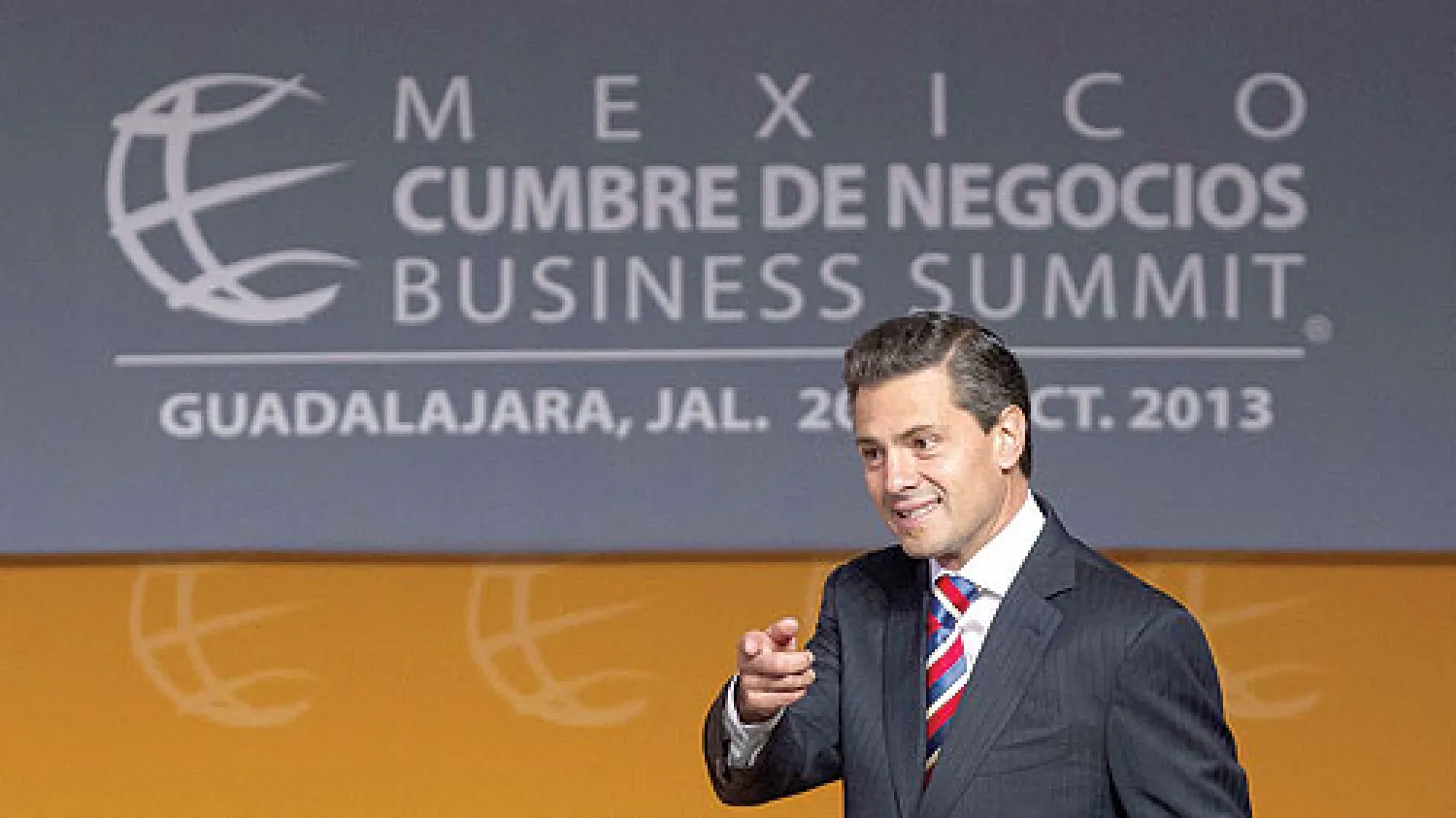 الرئيس المكسيكي يلقي خطابا أمام منتدى «أعمال المكسيك» أمس حيث التقى بعدد من رجال الأعمال من حول العالم (أ.ف.ب)