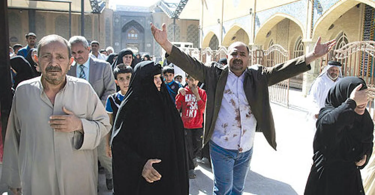 عراقيون بمدينة النجف يشيعون قريبا لهم قتل في تفجير سيارة مفخخة.. حيث يفضل الشيعة دفن موتاهم بمقبرة «وادي السلام» وهي واحدة من كبرى المقابر في العالم (أ.ب)