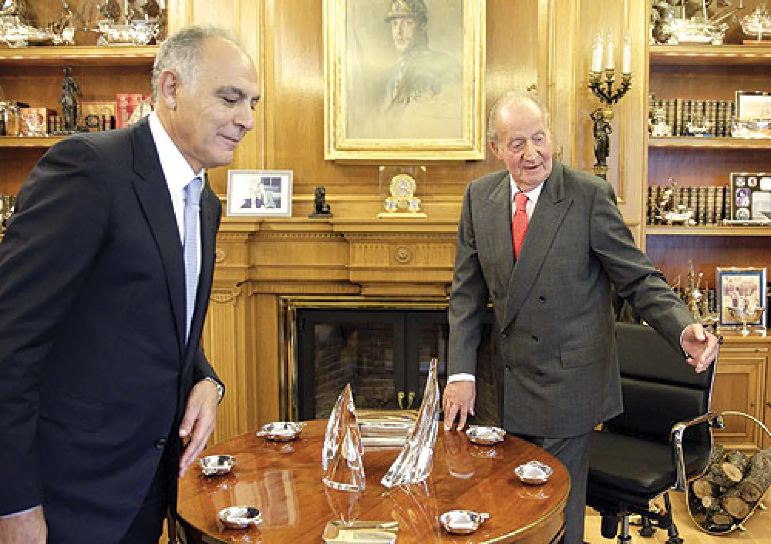 ملك إسبانيا خوان كارلوس الأول يرحب بوزير خارجية المغرب صلاح الدين مزوار خلال استقباله له في مدريد أمس (إ.ب.أ)