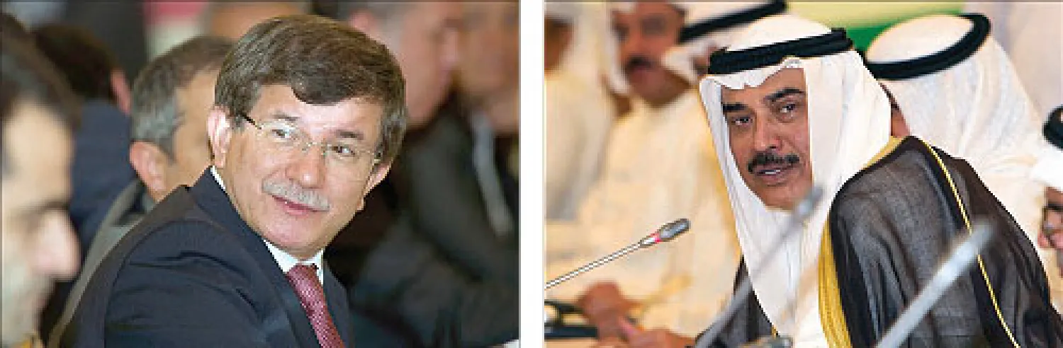 وزير الخارجية الكويتي الشيخ صباح الخالد آل صباح خلال لقاء مع الوفد التركي الذي ترأسه وزير الخارجية التركي أحمد داود أوغلو في زيارة إلى الكويت أمس (رويترز)