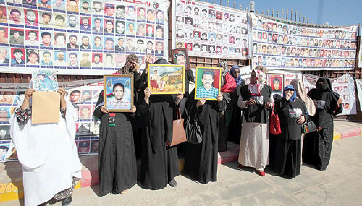 أهالي ضحايا مذبحة سجن «أبو سليم» يتظاهرون أمام مقر المحكمة في طرابلس أمس (إ ب أ)