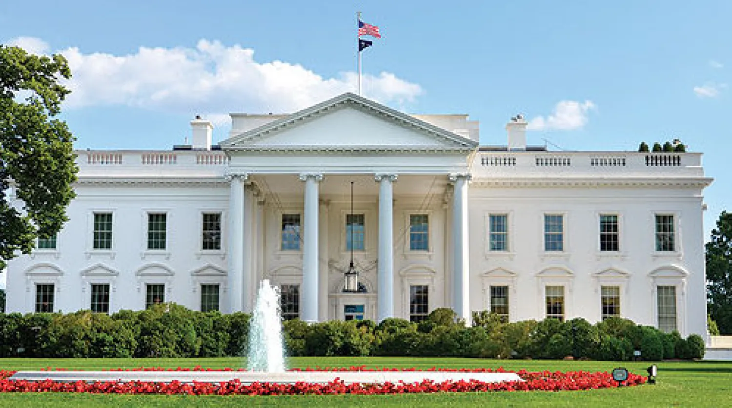 وكأن الرئيس الأميركي باراك أوباما يحتاج إلى مشاكل جديدة، بعد الكارثة الاقتصادية، وبعد إغلاق المكاتب الحكومية، وبعد اكتشاف أن وكالة الأمن الوطني (إن إس إيه) تتجسس على الحلفاء، وعلى رأسهم الرئيس الفرنسي والمستشار الألمانية. ها هو يفصل مسؤولا كبيرا داخل البيت الأبيض بعد اكتشاف أنه ينقل خفايا البيت ...