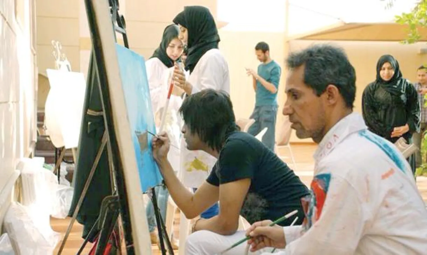 الفنان التشكيلي عبد العظيم الضامن ومجموعة من التشكيليين والتشكيليات